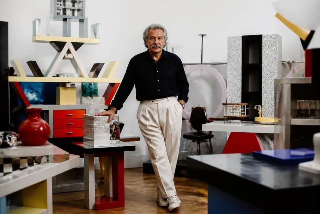 découvrez ettore sottsass, maître du design italien et fondateur du mouvement memphis, célèbre pour ses créations innovantes et colorées qui ont révolutionné le design contemporain.
