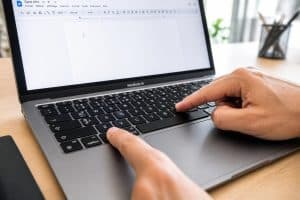 découvrez comment taper facilement le symbole arobase (@) sur un mac grâce à nos astuces simples et rapides.
