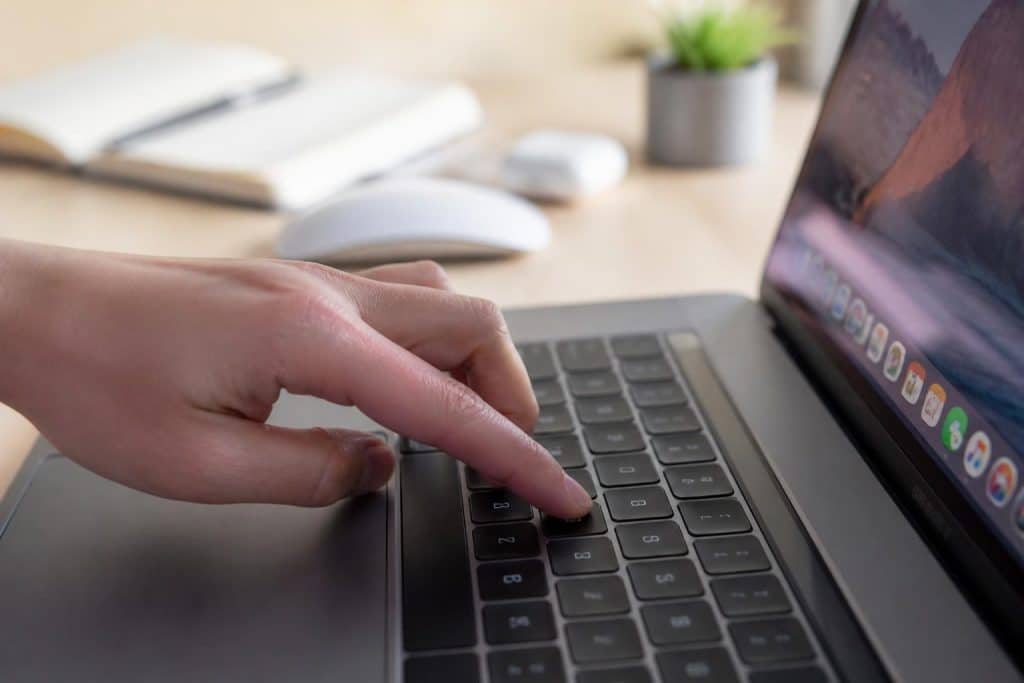 découvrez comment taper facilement le dièse (#) sur mac avec nos astuces simples et rapides pour créer un hashtag sans difficulté.
