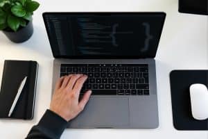 découvrez comment insérer facilement une accolade sur mac grâce à nos raccourcis clavier essentiels, pour gagner en rapidité et efficacité dans vos saisies.