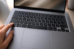 découvrez la position de la touche shift sur macbook et apprenez ses fonctions essentielles pour optimiser votre utilisation du clavier.